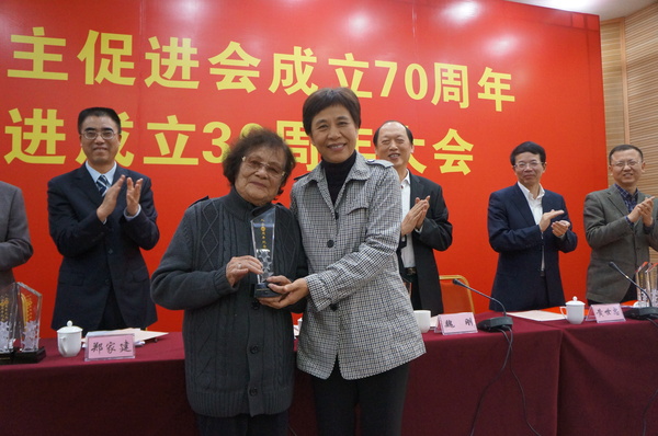 廈門(mén)市統(tǒng)戰(zhàn)部部長(zhǎng)黃菱給入會(huì)60周年97歲高齡的民進(jìn)會(huì)員謝植桂頒發(fā)榮譽(yù)獎(jiǎng)杯,。