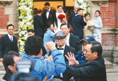 　李登輝孫女李坤儀（后排中）結(jié)婚，一名藍(lán)衣男子突然丟紙鬧場(chǎng),，李登輝和孫女面露驚恐,。來源：臺(tái)灣《聯(lián)合報(bào)》