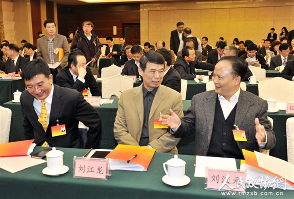 民建會員劉志圣,、劉江龍,、劉漢元在一起交談_副本_副本
