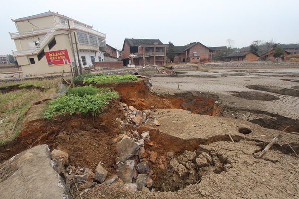 湖南邵陽現(xiàn)“天坑村” 河水斷流田地被吞房塌橋斷2