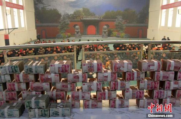 河北“土豪村”年底現(xiàn)金分紅千萬 村民領錢樂開懷3