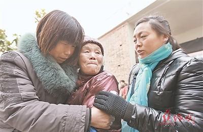 72年后回到家,，劉翠英老人（中）與親人抱成一團(tuán),。圖片來源：焦作日報 吉亞南 攝