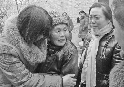 看見自己的侄女,、侄兒，劉翠英老人悲喜交集,。圖片來源：大河報