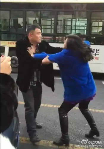 圖為夫妻二人為買(mǎi)紫貂在街頭吵架。