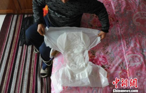 因?yàn)槟蚬軙?huì)漏，申建軍（化名）需要時(shí)常帶著大號(hào)成人紙尿褲,?！『　z