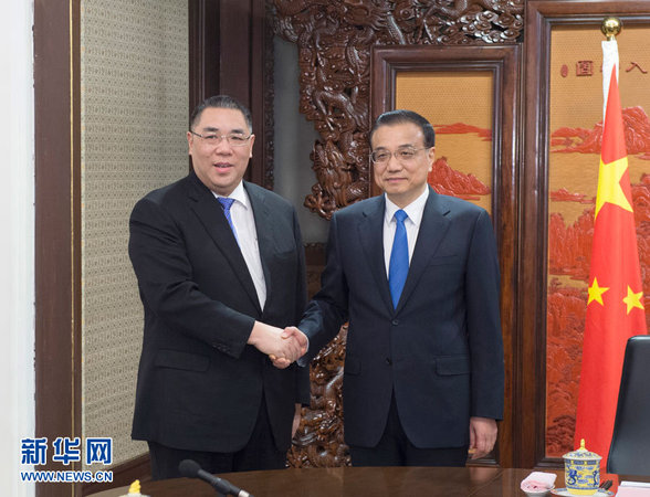 12月23日,，國務(wù)院總理李克強(qiáng)在北京中南海紫光閣會見來京述職的澳門特別行政區(qū)行政長官崔世安,。 新華社記者王曄攝