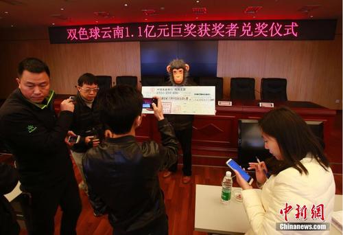 細心的彩民朋友不難發(fā)現(xiàn)，這14注超值一等獎的10注均出自云南昭通,，由一位彩民獨攬,。由于雙色球游戲正在進行6億元大派獎，一等獎中獎?wù)邔醋?shù)均分派獎獎金,，單注最高限額500萬元,，再加上當(dāng)期一等獎的獎金，該彩民狂攬獎金共計1.1億元,！ 圖片來源：視覺中國