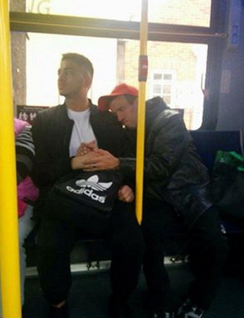 加拿大小伙公車上安撫腦癱陌生人,。