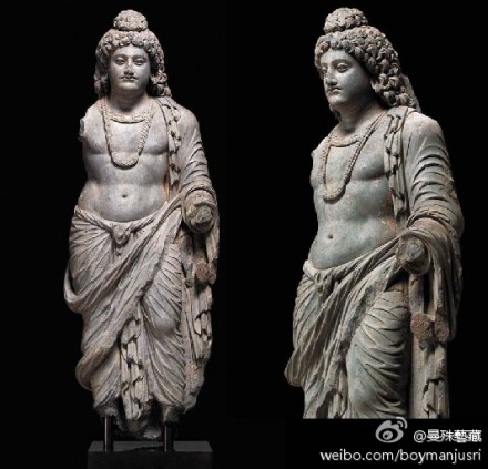 　　犍陀羅經(jīng)典時(shí)期的大師級作品可能來自白沙瓦的沙希巴勞大塔。人物身體飽滿而細(xì)膩的寫實(shí)刻劃,，濃密厚重的鬈發(fā),；以及“Z“字形衣褶紋路的處理秉承了公元前4世紀(jì)以來的泛希臘化藝術(shù)風(fēng)格。與這洋溢著青春光彩的健美肢體,，華麗的藝術(shù)風(fēng)格相對立的,，是王子臉上表露出的內(nèi)省而靜謐的精神世界。