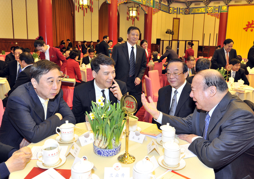 馮鞏,、葉小剛,、石軍、盧志強在一起親切交談
