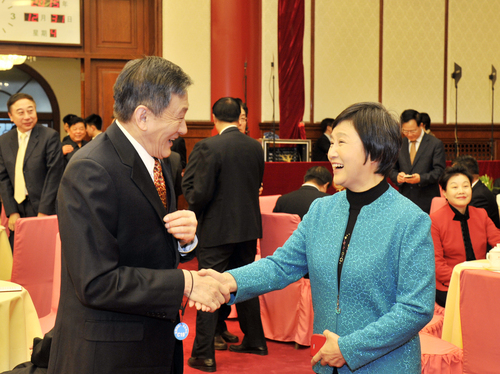 吳江,、楊承志相見在新年茶話會上