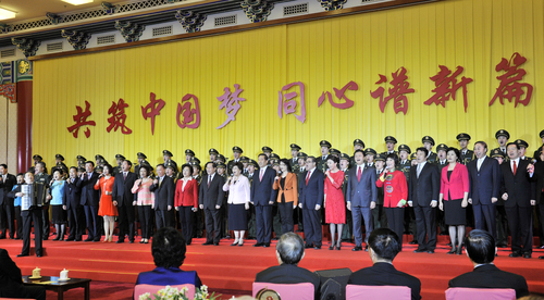 全國政協(xié)副主席,、政協(xié)常委,、委員合唱《我們走在大路上》1