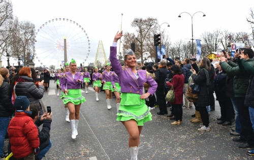 　1月1日,，在法國巴黎，一支舞蹈隊(duì)在香榭麗舍大街上表演,。