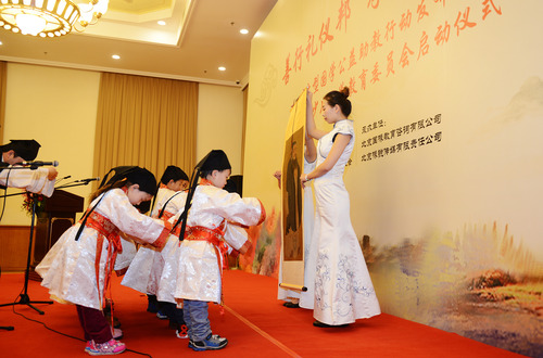 少兒國(guó)學(xué)的學(xué)生祭拜孔子像