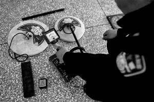 民警展示盜墓者使用的金屬探測(cè)儀,。資料圖片