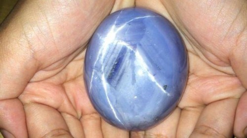 據(jù)BBC，斯里蘭卡寶石學(xué)會(huì)的成員在該國(guó)礦山中發(fā)現(xiàn)了重達(dá)1404.49克拉的藍(lán)星寶石,，價(jià)值至少達(dá)1億美元,。目前這顆寶石被起名為“亞當(dāng)之星”，據(jù)其所有人估計(jì)拍賣價(jià)格能夠達(dá)到1.75億美元,。