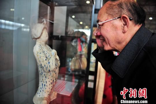 圖為民眾參觀“唐青花胖妞”,。　劉冉陽(yáng) 攝