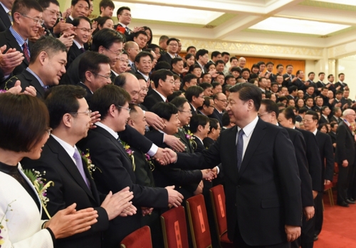 1月8日,，2015年度國(guó)家科學(xué)技術(shù)獎(jiǎng)勵(lì)大會(huì)在北京人民大會(huì)堂隆重舉行。會(huì)前,，習(xí)近平,、李克強(qiáng)、劉云山,、張高麗等黨和國(guó)家領(lǐng)導(dǎo)人會(huì)見(jiàn)獲獎(jiǎng)代表,。