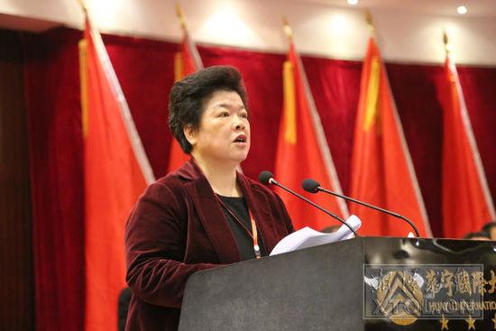 湘潭市政協(xié)主席周放良代表政協(xié)湘潭市十一屆委員會常務(wù)委員會向大會作工作報告,。