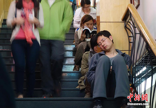  資料圖：2014年4月10日,，已近午夜，位于北京美術(shù)館東街的三聯(lián)韜奮書店內(nèi)燈火通明,，顧客絡(luò)繹不絕,，書店還為顧客提供了桌椅臺(tái)燈方便閱讀。這家已有20余年歷史的書店成為北京嘗試24小時(shí)開放的書店之一,。<a target='_blank' href='http://www.chinanews.com/'>中新社</a>發(fā) 杜洋 攝