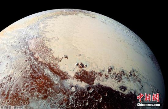 當(dāng)?shù)貢r(shí)間10月17日,，NASA“新視野號(hào)”探測(cè)器發(fā)回的最新照片顯示,，冥王星的表面色彩豐富，也有冰山,、平原等多樣化的地形,。