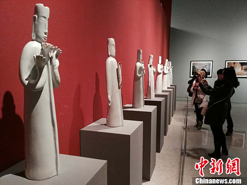 朱樂耕在其作品前接受媒體采訪,。宋宇晟 攝