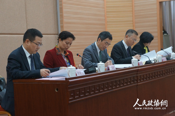 致公黨廈門市委副主委鄭幸紅（左二）主持會議,。 拷貝
