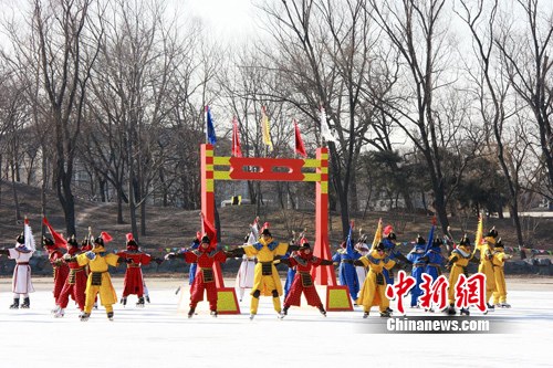 2011年,，清代歷史上被視為“國俗”的冰嬉表演重現(xiàn)古都北京,。 應(yīng)妮 攝