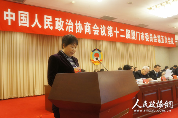 1月20日,，在廈門市政協(xié)十二屆五次會議的大會發(fā)言上，藍萍委員代表民建廈門市委作題為《推動“十三五”廈門港集裝箱吞吐量增長的建議》的發(fā)言,。