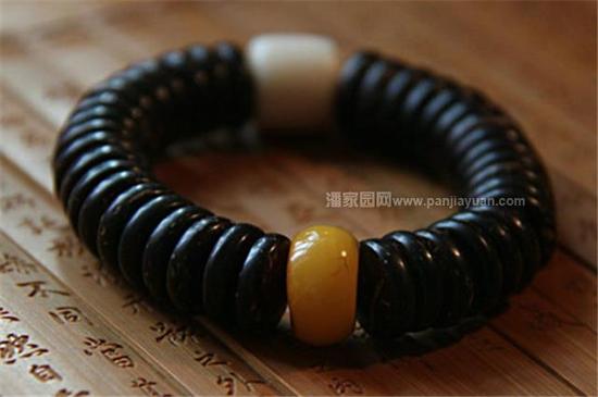 椰殼原料主要以海南椰殼為主,。清代稱“木牙”,、“椰蒂”、“滿貫”,，盤佩椰殼佛珠,，冬不涼手，夏不畏汗,。 2015年年初,，一條直徑8mm以上椰蒂108顆圓珠價格能達數(shù)千元，而且難求,。在這之前,，一條椰殼隔片價格也在幾十元左右。七八月份之后,，椰殼價格開始下滑,，椰蒂、椰殼圓珠開始大量出現(xiàn),，而且價格轉(zhuǎn)低,。目前,，一條椰殼隔片15元左右就可買到。8mm左右的椰殼108顆扁珠價格通常低于200元,，椰蒂價格比之略高,。9*9mm尺寸的椰蒂圓珠，價格也跌破2000,。擁有一條正圓椰蒂手串,，已經(jīng)不再是往昔的難求局面了。