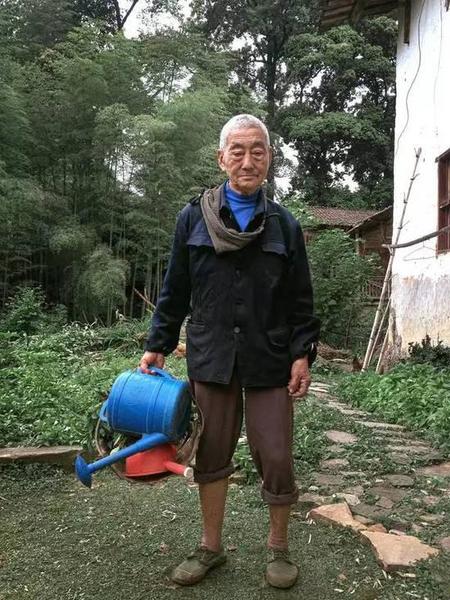 酷斃了,!孫子給85歲爺爺拍了一組街拍照