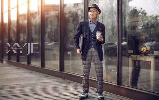 酷斃了,!孫子給85歲爺爺拍了一組街拍照