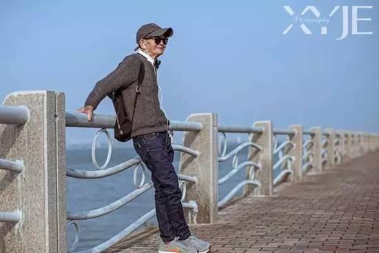 酷斃了,!孫子給85歲爺爺拍了一組街拍照