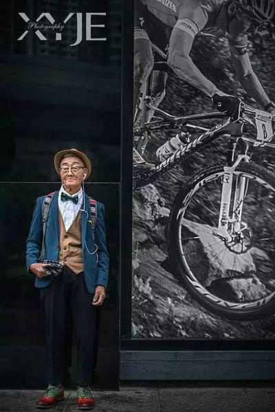 酷斃了,!孫子給85歲爺爺拍了一組街拍照