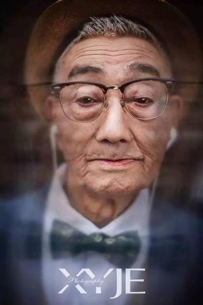 酷斃了,!孫子給85歲爺爺拍了一組街拍照