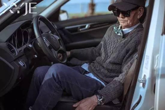 酷斃了,!孫子給85歲爺爺拍了一組街拍照