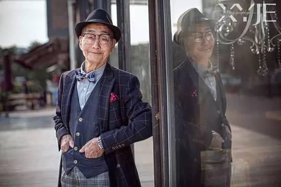 酷斃了,!孫子給85歲爺爺拍了一組街拍照