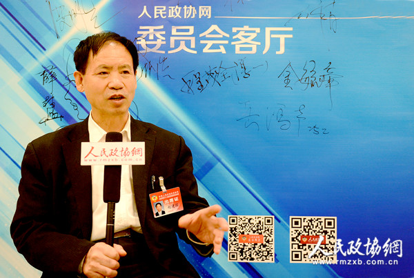 北京市政協(xié)委員趙建國(guó)23日下午接受人民政協(xié)報(bào)記者專訪并做客人民政協(xié)網(wǎng)“委員會(huì)客廳”，介紹了本次全會(huì)他的關(guān)注點(diǎn)： 發(fā)展新能源汽車 對(duì)傳統(tǒng)柴汽油車進(jìn)行“深度限制”,。 本報(bào)記者   田福良   王瀝慷 攝影報(bào)道
