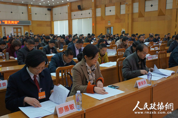 廈門(mén)市同安區(qū)政協(xié)委員在認(rèn)真聽(tīng)取和審議常委會(huì)工作報(bào)告,。