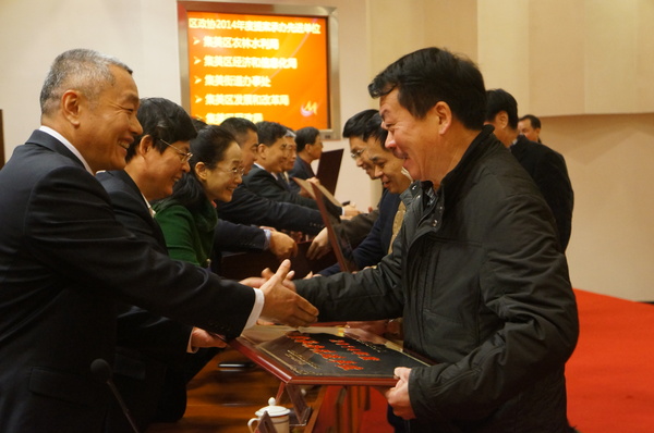 與會(huì)領(lǐng)導(dǎo)在為2014年,、2015年度10家提案承辦先進(jìn)單位進(jìn)行表彰,。