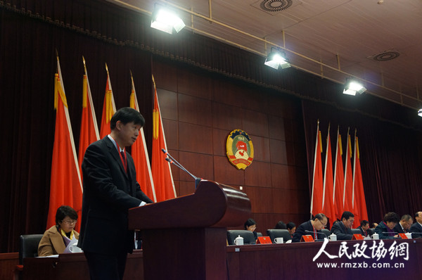 廈門市湖里區(qū)政協(xié)黨組副主席陳雄輝作提案工作報(bào)告,。