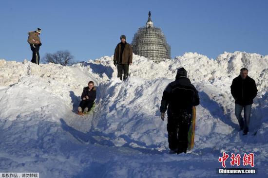 當(dāng)?shù)貢r間1月24日，美國遭遇暴風(fēng)雪襲擊。罕見暴風(fēng)雪天氣重創(chuàng)美國東北部地區(qū),，當(dāng)天美國首都華盛頓,、費城全城停擺，美國最大城市紐約幾乎全城癱瘓,。