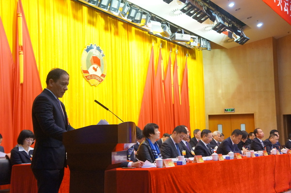 廈門市思明區(qū)政協(xié)副主席黃嘉斌作提案工作報(bào)告,。