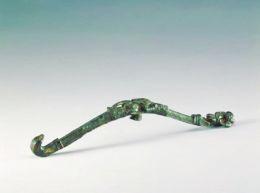 帶鉤長(zhǎng)16.2cm,，通體鎏金,，用高浮雕手法呈現(xiàn)動(dòng)物裝飾。帶鉤前端為鳥(niǎo)首鉤,，后端裝飾猴紋,，猴腿一立一彎曲，雙爪捧握食物,。帶鉤正中飾有一只長(zhǎng)耳臥兔,，形態(tài)尤為生動(dòng)。