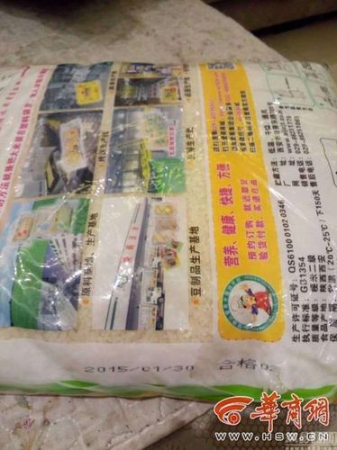 在蓮湖區(qū)大興新區(qū)做環(huán)衛(wèi)工的李賀(化名)遇到一件堵心事,，前幾天陜西一家公司來獻(xiàn)愛心,，慰問環(huán)衛(wèi)工，給每位環(huán)衛(wèi)工發(fā)米面油,。他把這些東西領(lǐng)回去后,，卻意外地發(fā)現(xiàn)大米過期了。