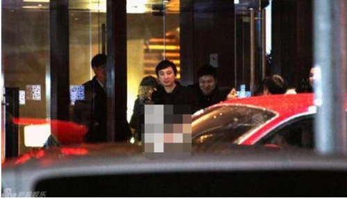 王思聰乘定制豪車(chē)參加聚會(huì)