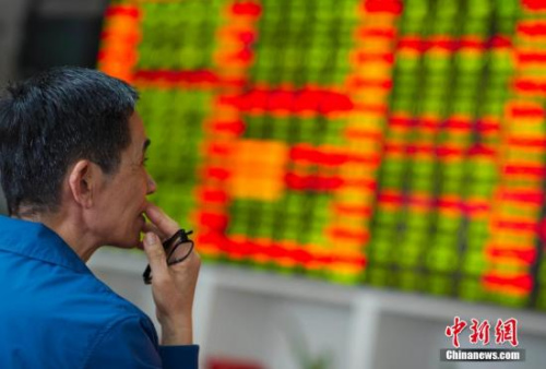 1月5日,，?？谀匙C券交易大廳的股民。 <a target='_blank' href='http://www.chinanews.com/'>中新社</a>記者 駱云飛 攝