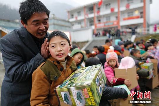 資料圖。1月22日,，四川省綿陽市北川縣桃龍鄉(xiāng)鐵龍村舉辦留守兒童新年禮物發(fā)放活動,。<a target='_blank' href='http://www.chinanews.com/'>中新社</a>記者 王駿 攝