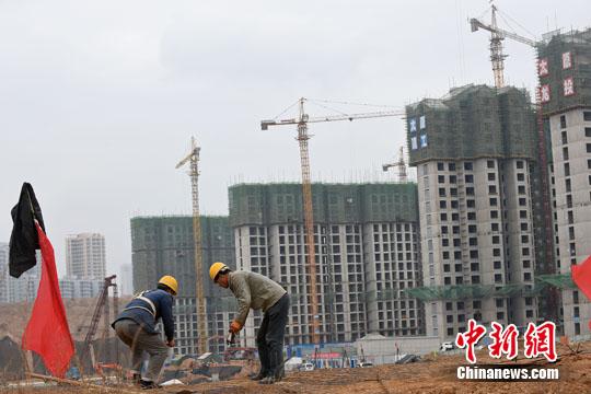 11月11日,，山西太原，民工在一建筑工地作業(yè),。<a target='_blank' href='http://www.chinanews.com/'>中新社</a>記者 武俊杰 攝