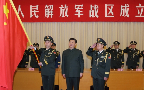 這是習(xí)近平將軍旗授予中部戰(zhàn)區(qū)司令員韓衛(wèi)國(guó)、政治委員殷方龍,。